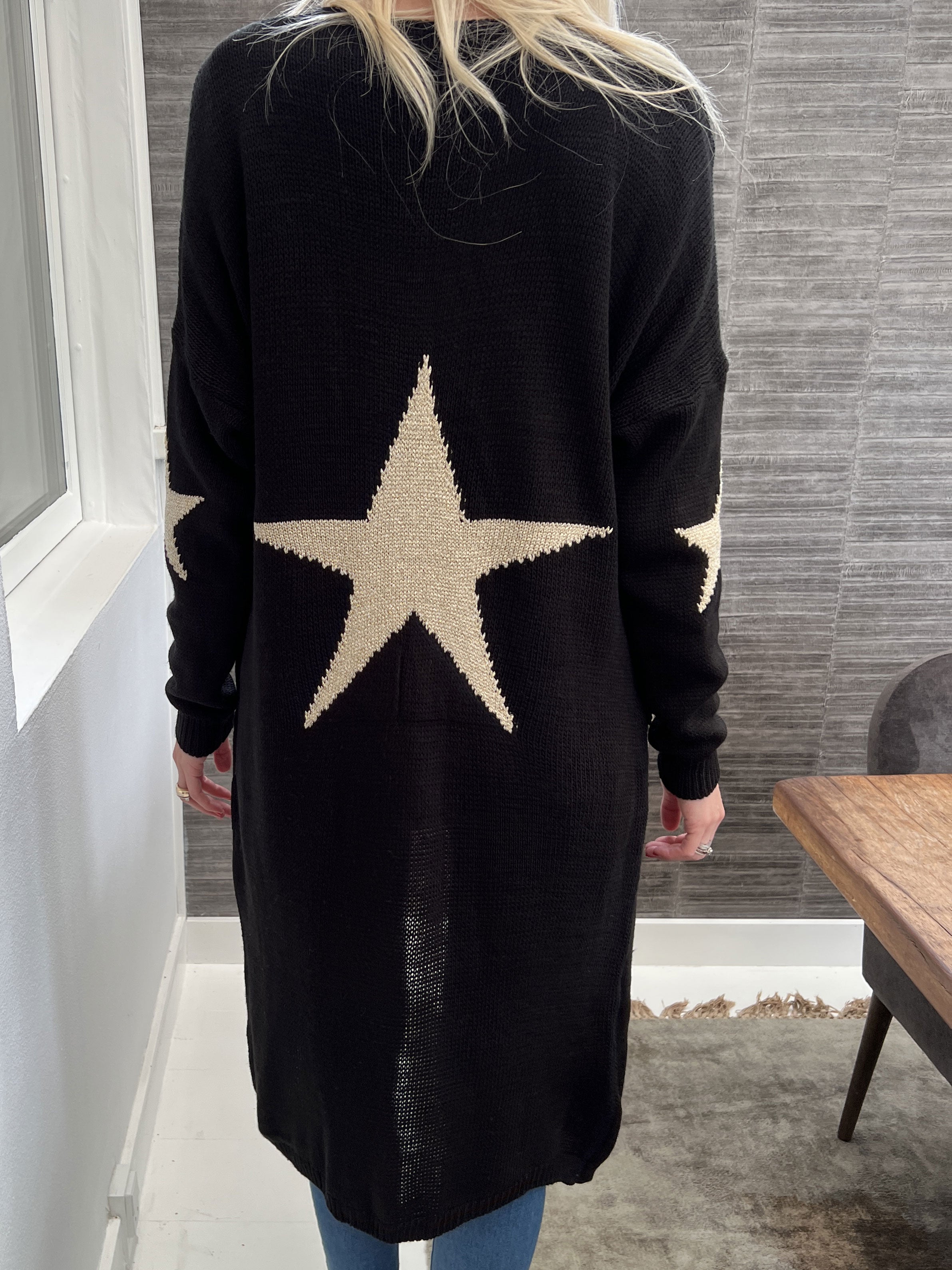 FORUDBESTILLING - Isadora - Lång stickad kofta med guldstjärnor